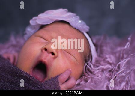 Primo piano immagine di una bambina neonato che brandisce con spazio per la copia. Foto Stock