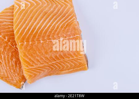 Due filetti di salmone crudo su fondo bianco isolato Foto Stock