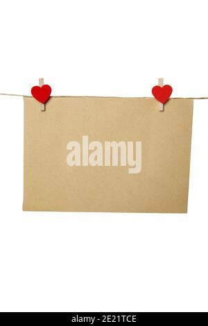 Busta vuota vuota, foglio di carta o biglietto per inviti e cuori rossi, concetto di San Valentino o biglietto d'auguri isolato su sfondo bianco Foto Stock