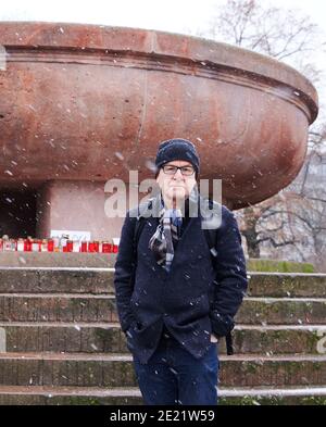 Berlino, Germania. 11 Gennaio 2021. L'iniziatore Christian Y. Schmidt si trova allo Stierbrunnen di Prenzlauer Berg. Al di sotto della fontana del parco di Arnswalder Platz si trovano sepolcri e scivoli di carta con numeri sui morti di Corona e si sottolineano la gravità della situazione. Credit: Annette Riedl/dpa/Alamy Live News Foto Stock