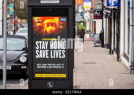 Northwood, Regno Unito. 11 gennaio 2021. Un cartello digitale sul lato di una scatola telefonica a Northwood, a nord-ovest di Londra, visualizza il messaggio "Stay Home Save Lives" del governo britannico durante il terzo blocco. Chris Whitty, capo medico inglese, ha affermato che il Regno Unito dovrà sopportare il "più pericoloso tempo" della pandemia nelle settimane precedenti l'introduzione del vaccino del coronavirus. Finora sono stati somministrati 2.4 milioni di vaccinazioni, in quanto il numero di decessi correlati a Covid-19 ha superato i 80,000 dall'inizio della pandemia. Credit: Stephen Chung / Alamy Live News Foto Stock