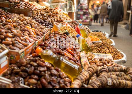 Fichi e date per la vendita nel souk del Medina di Fes in Marocco Foto Stock