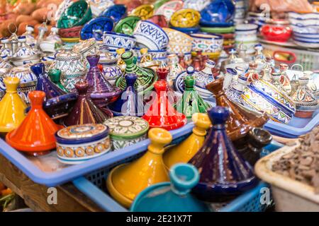 Marocchina di cottura in terracotta gli ingredienti di base di una tagine  in vendita nella vecchia Medina, Casa-Anfa District, Casablanca, Grand  Regione di Casablanca, Marocco Foto stock - Alamy