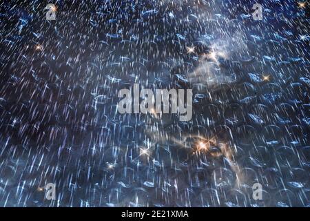 Immagine astratta di sfondo con imitazione di gocce di pioggia cadenti su un sfondo blu scuro Foto Stock