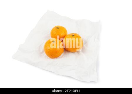 arancione tangerino su carta tissue isolare sfondo bianco. Foto Stock