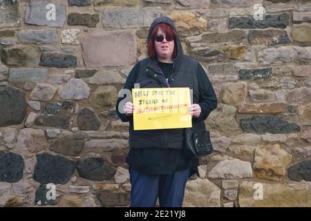 Edimburgo, Scozia, Regno Unito. 11 gennaio 2021. Il manifestante è stato arrestato oggi in scene violente durante la manifestazione anti-blocco al Parlamento scozzese di Edimburgo. Hanno preso parte diversi manifestanti, ma una presenza pesante e aggressiva della polizia ha impedito la dimostrazione e ha programmato la marcia a Bute House. Durante il blocco nazionale del Covid-19 tali proteste sono illegali e la polizia ha consigliato alle persone di non partecipare alla manifestazione. Iain Masterton/Alamy Live News Foto Stock