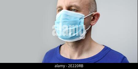 Medico chirurgo giovane sicuro in maschera medica sul viso. Uomo medico medico medico medico medico medico di protezione della maschera. Protezione personale. Coronavirus COVID Foto Stock