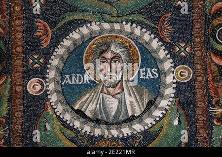 Apostolo e martire Sant'Andrea (qui «Andreas») con capelli selvatici e fiancheggiato da salumi. Mosaico bizantino nella Basilica di San vitale a Ravenna, Emilia-Romagna, Italia. Il mosaico fu creato nel 500 d.C., pochi anni dopo che Ravenna fu catturata dall'Impero bizantino dagli Ostrogoti. Andrea fu crocifisso dai Romani su una croce a forma di X o salume a Patrasso, in Grecia, nel 60 d.C. È il santo patrono della Scozia e il suo salume è usato sulla bandiera nazionale della Scozia. Foto Stock