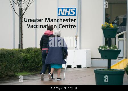 Manchester, Regno Unito, 11 gennaio 2021. I membri del pubblico arrivano in un centro di vaccinazione a Manchester quando i test di massa a livello nazionale iniziano in 5 centri in tutto il paese, di fronte al Coronavirus, Manchester, Regno Unito. Foto Stock
