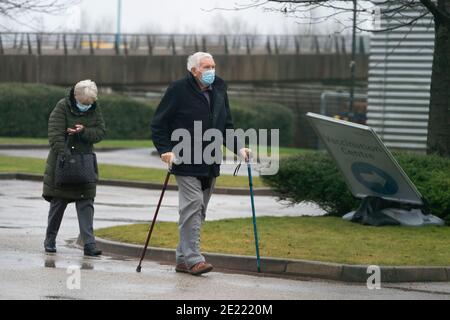 Manchester, Regno Unito, 11 gennaio 2021. I membri del pubblico arrivano in un centro di vaccinazione a Manchester quando i test di massa a livello nazionale iniziano in 5 centri in tutto il paese, di fronte al Coronavirus, Manchester, Regno Unito. Foto Stock