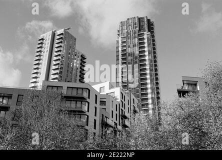 Il nuovo Skyline Apartments si è visto da Woodberry Wetlands, a nord di Londra, Regno Unito Foto Stock