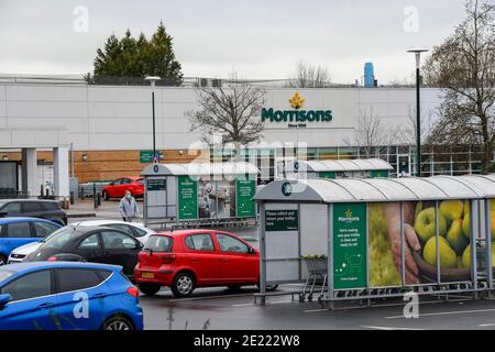 Yeovil, Somerset, Regno Unito. 11 Gennaio 2020. Vista generale del supermercato Morrisons e del parcheggio a Yeovil nel Somerset, che è stato riferito dalla stampa locale di ospitare un viaggio attraverso il centro di vaccinazione Covid-19 nel parcheggio da oggi, ma non è stato da nessuna parte per essere visto. Picture Credit: Graham Hunt/Alamy Live News Foto Stock