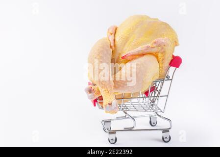 Pollo fresco crudo in un basket.A pollo intero in un carrello supermercato su sfondo bianco . Supermercato, cibo dietetico, pollo di carne bianca, reng gratuito. Foto Stock