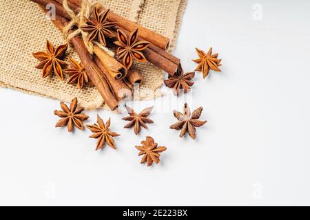 Copia space.Cinnamon e anice su sfondo bianco. Spezie per la preparazione di una bevanda calda VIN brulé. Spazio libero. Foto Stock