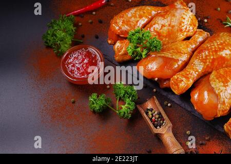 Cibo granico e cibo sano Concept.Heap di zampe di pollo crudo o bastoncini di pollo con spezie. Foto Stock