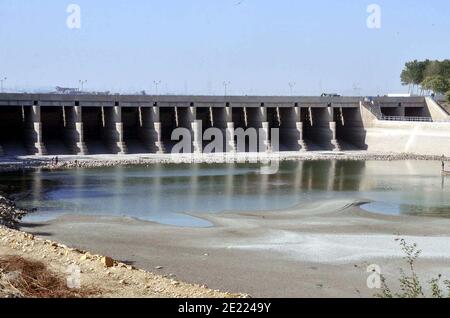 Letto essiccato di diga che indica per i rischi elevati di carenza di acqua in futuro, vicino Jamshoro su Lunedi, 11 gennaio 2021. Foto Stock