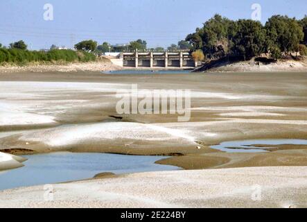 Letto essiccato di diga che indica per i rischi elevati di carenza di acqua in futuro, vicino Jamshoro su Lunedi, 11 gennaio 2021. Foto Stock