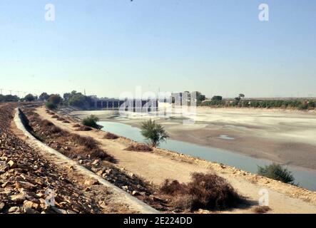 Letto essiccato di diga che indica per i rischi elevati di carenza di acqua in futuro, vicino Jamshoro su Lunedi, 11 gennaio 2021. Foto Stock