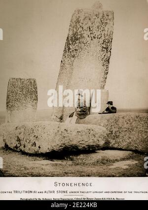 Stonehenge: Trilitoni dal Sud-Ovest. Include un Gentleman vittoriano in un cappello pensato per essere Sir Henry James, accompagnato da un soldato che fa un disegno, chiamato come il caporale William Sydney Goodwin dei Royal Engineers. Una delle otto fotografie di Stonehenge, Wiltshire, scattate nel 1867 da Ordnance Survey. Foto Stock