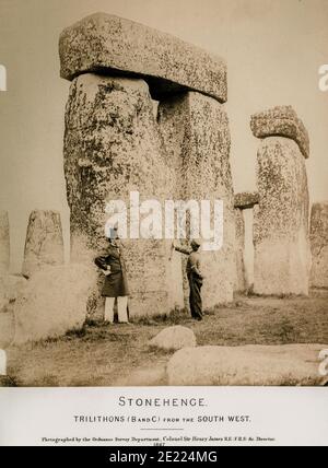 Stonehenge: Trilitoni dal Sud-Ovest. Include un Gentleman Vittoriano in un cappello pensato per essere Sir Henry James, accompagnato da un soldato chiamato come corporale William Sydney Goodwin dei Royal Engineers. Una delle otto fotografie di Stonehenge, Wiltshire, scattate nel 1867 da Ordnance Survey. Foto Stock