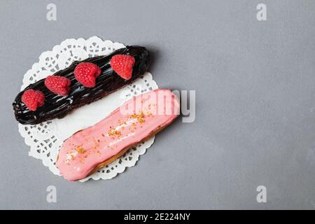 Squisiti eclair con lampone e cioccolato Foto Stock