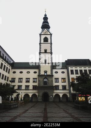 Vista panoramica della Cattedrale di Klagenfurt Dom chiesa cattolica facciata esterna Campanile Domplatz Carinzia Austria Europa Foto Stock