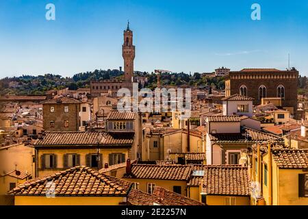 Bella vista panoramica sul tetto che si affaccia sul centro storico di Firenze con il popolare Palazzo Vecchio al centro, visto dalla famosa... Foto Stock