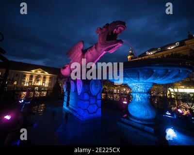 Panorama notturno di Neuer Platz piazza fontana Lindwurmbrunnen illuminato Drago di vermi di lindaco a Klagenfurt am Worthersee Carinzia Austria Europa Foto Stock