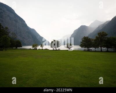 Vista panoramica a St Bartholomew Bartholoma pellegrinaggio chiesa sul lago alpino Konigssee Koenigssee re Schonau Berchtesgaden, Baviera Germania Foto Stock