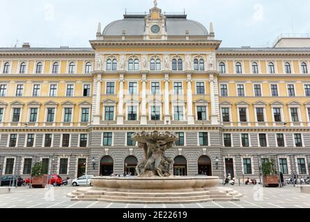 TRIESTE, Italia - 22 novembre 2012: Fontana dei Tritoni di fronte allo storico palazzo degli uffici postali in piazza Vittorio Veneto Foto Stock