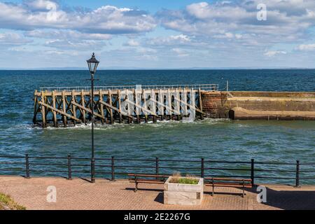 Alla fine del molo a Maryport, Cumbria, England, Regno Unito Foto Stock