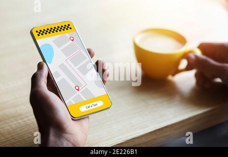 Uomo irriconoscibile che utilizza lo smartphone con l'app online per l'ordinazione di taxi su schermo Foto Stock