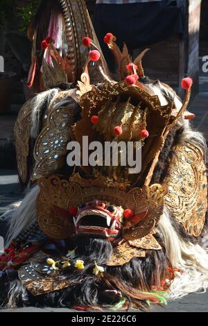 Locali Balinese eseguendo il Barong, a un mitico lion-creatura simile ad una tradizionale cerimonia di Bali. Foto Stock