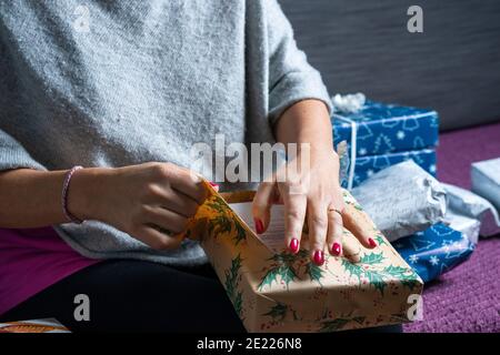 Donna apre regali di Natale-primo piano Foto Stock