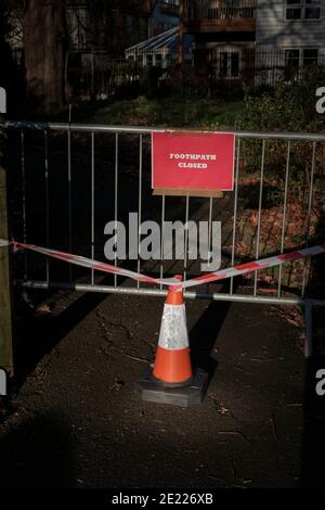 Ingresso non previsto - cartello Foothpath chiuso sul marciapiede, Londra, Regno Unito Foto Stock