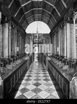 Interno della navata centrale della chiesa di San Giovanni, piccola chiesa di Gidding. Cambridgeshire. Inghilterra. REGNO UNITO Foto Stock