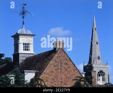 Cupola e paletta meteorologica a Long Hall e St Mary the Virgin Church, Godmanchester, Cambridgeshire, Inghilterra, Regno Unito Foto Stock