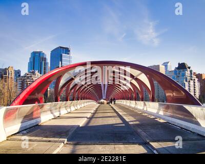 Calgary, Alberta, Canada - 5 gennaio 2013 Peace Bridge interni progettati dall'architetto spagnolo Santiago Calatrava al mattino Foto Stock