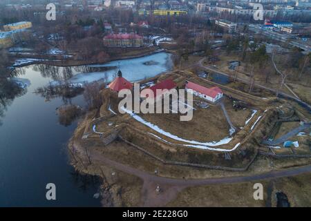 Vista dall'alto dell'antica fortezza di Korela in un giorno di aprile. Priozersk. Oblast di Leningrado, Russia Foto Stock