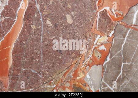 Marmo variegato nei colori grigio, bianco e marrone, fondo in pietra lucido Foto Stock