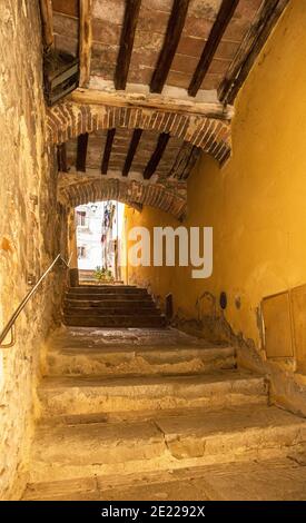 Un vicolo nella storica città medievale di Montepulciano in provincia di Siena, Toscana, Italia Foto Stock