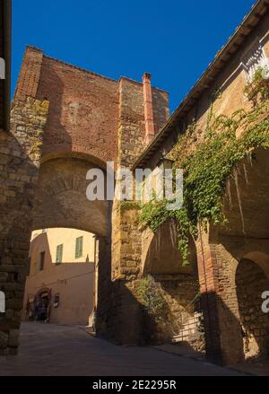 Montepulciano, Italia - 6 settembre 2020. Una porta nelle mura storiche del XIV secolo della città medievale di Montepulciano in provincia di Siena, Toscana, Foto Stock