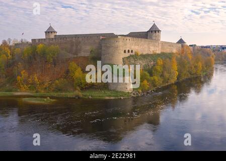 Ivangorod fortezza sulla nuvolosa mattina di ottobre. Russia Foto Stock