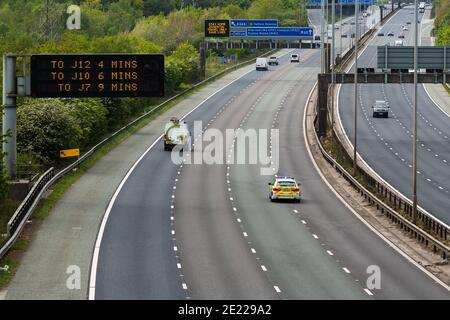 Una macchina di polizia che risponde a un'emergenza sulla M60 Autostrada nel Regno Unito Foto Stock