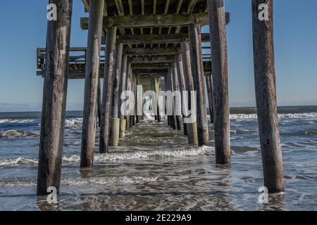 Le onde si infrangono intorno al molo di pesca, Avalon, New Jersey Foto Stock