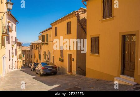 Montepulciano, Italia - 6 settembre 2020. Una tranquilla strada residenziale vicino al centro storico della città medievale di Montepulciano in provincia di Siena Foto Stock