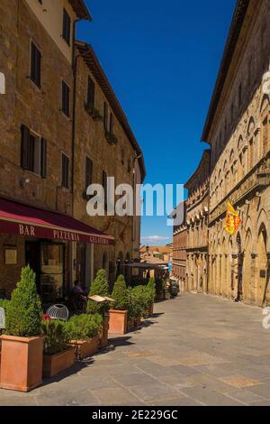 Montepulciano, Italia - 6 settembre 2020. Un ristorante nel centro storico della città medievale di Montepulciano in provincia di Siena, Toscana Foto Stock