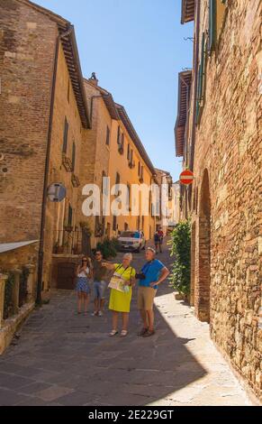 Montepulciano, Italia-6 settembre 2020. I turisti visitano Montepulciano nella provincia di Siena, in Toscana, durante un gabbiano nella pandemia del Coronavirus del Covid-19 Foto Stock