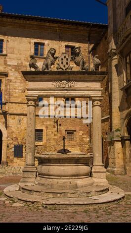 Pozzo dei Grifoni e Leoni, il Pozzo dei Grifi e dei Leoni, in Piazza Grande a Montepulciano, provincia di Siena, Toscana, Italia Foto Stock