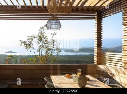 Prima colazione portico in legno con vista mare Foto Stock